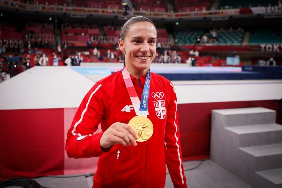 Jovana Preković nosilac zastave Republike Srbije na ceremoniji zatvaranja Olimpijskih igara u Tokiju