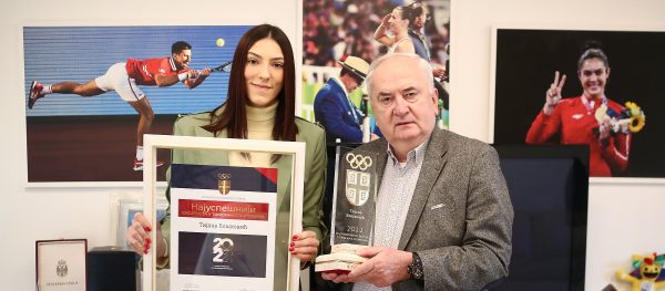 Predsednik OKS Božidar Maljković svečano uručio nagradu Tijani Bošković za najuspešniju sportistkinju u timskim sportovima u 2022. godini