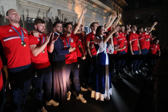 Veličanstveni doček srpskih šampiona na balkonu: Heroji nacije ispunili srce Srbije ponosom!