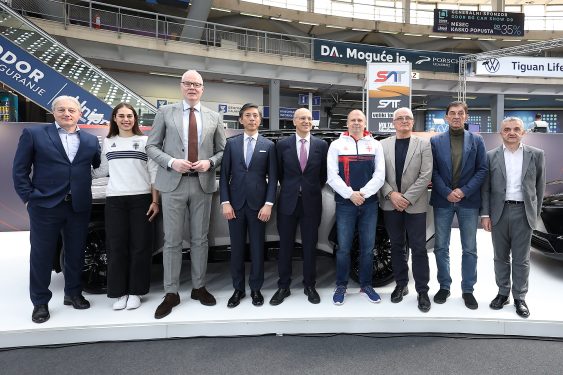 Predsednik OKS Dejan Tomašević i olimpijci Damir Mikec i Aleksandra Perišić posetili izložbeni prostor Toyote na 57. Sajmu automobila!